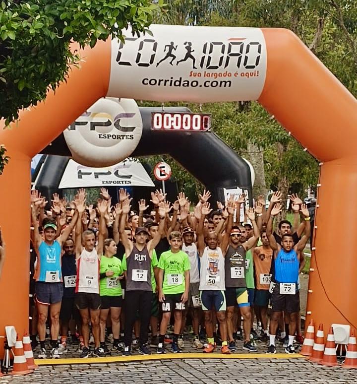 Corredores do projeto "Corrida Toca Raul" na linha da largada. 